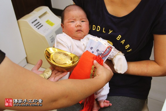 剃胎毛、滿月剃頭、嬰兒剃頭、嬰兒理髮、嬰兒剃髮、嬰兒剃胎毛、嬰兒滿月剃頭、寶寶剃頭、剃胎毛儀式、剃胎毛吉祥話、滿月剃頭儀式、滿月剃頭吉祥話、寶寶剃胎毛、寶寶滿月剃頭理髮、 新北汐止區剃胎毛、新北汐止區滿月剃頭、 新北汐止區嬰兒剃頭剃胎毛、新北汐止區嬰兒理髮、新北汐止區嬰兒剃髮、小圓寶(新北汐止區到府嬰兒寶寶滿月剃頭理髮、免費到府嬰兒剃胎毛儀式吉祥話)。到府剃頭剃胎毛主持、專業拍照、DVD光碟、證書。★購買「臍帶章、肚臍章、胎毛筆刷印章」贈送：剃頭、收涎、抓周，三選一。2016.10.31  照片15