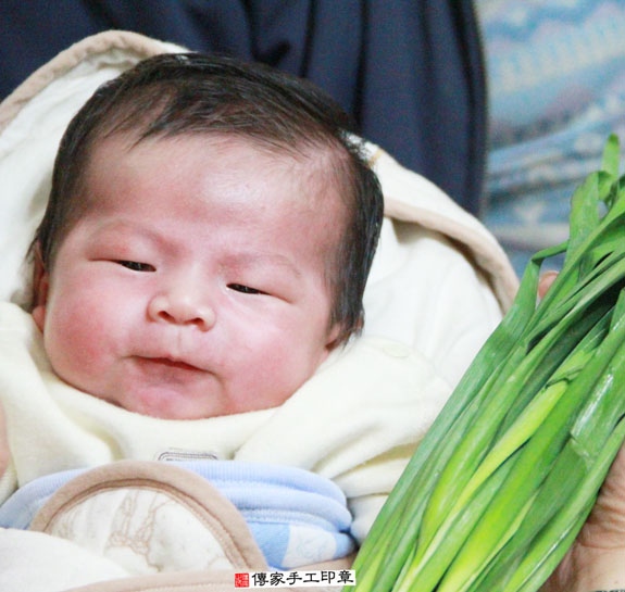 任寶寶(新北永和區到府嬰兒寶寶滿月剃頭理髮、免費到府嬰兒剃胎毛儀式吉祥話)。到府剃頭剃胎毛主持、專業拍照、DVD光碟、證書。★購買「臍帶章、肚臍章、胎毛筆刷印章」贈送：剃頭、收涎、抓周，三選一。2015.03.24 照片10