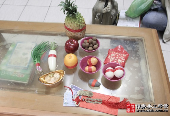 剃胎毛、滿月剃頭、嬰兒剃頭、嬰兒理髮、嬰兒剃髮、嬰兒剃胎毛、嬰兒滿月剃頭、寶寶剃頭、剃胎毛儀式、剃胎毛吉祥話、滿月剃頭儀式、滿月剃頭吉祥話、寶寶剃胎毛、寶寶滿月剃頭理髮、新北永和區剃胎毛、新北永和區滿月剃頭、新北永和區嬰兒剃頭剃胎毛、新北永和區嬰兒理髮、新北永和區嬰兒剃髮、王寶寶(新北永和區嬰兒寶寶滿月剃頭理髮、免費嬰兒剃胎毛儀式吉祥話)。中國風會場，爸媽寶貝免費穿「日中韓」古裝禮服。專業拍照、DVD光碟、證書。★購買「臍帶章、肚臍章、胎毛筆刷印章」贈送：剃頭、收涎、抓周，三選一。2016.04.30  照片1
