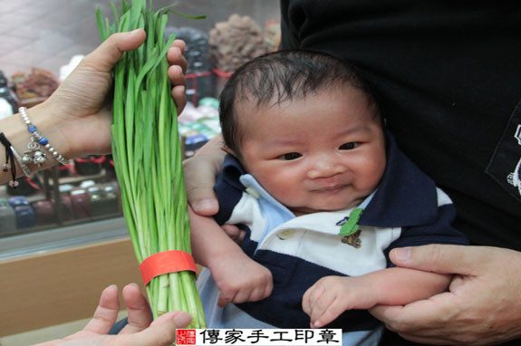 陳寶寶(新北永和區嬰兒寶寶滿月剃頭理髮、免費嬰兒剃胎毛儀式吉祥話)。中國風會場，爸媽寶貝免費穿「日中韓」古裝禮服。專業拍照、DVD光碟、證書。★購買「臍帶章、肚臍章、胎毛筆刷印章」贈送：剃頭、收涎、抓周，三選一。 2015.08.19 照片10