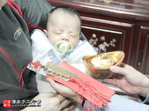 剃胎毛、滿月剃頭、嬰兒剃頭、嬰兒理髮、嬰兒剃髮、嬰兒剃胎毛、嬰兒滿月剃頭、寶寶剃頭、剃胎毛儀式、剃胎毛吉祥話、滿月剃頭儀式、滿月剃頭吉祥話、寶寶剃胎毛、寶寶滿月剃頭理髮、 新北汐止區剃胎毛、新北汐止區滿月剃頭、 新北汐止區嬰兒剃頭剃胎毛、新北汐止區嬰兒理髮、新北汐止區嬰兒剃髮、鄭寶寶(新北汐止區到府嬰兒寶寶滿月剃頭理髮、免費到府嬰兒剃胎毛儀式吉祥話)。到府剃頭剃胎毛主持、專業拍照、DVD光碟、證書。★購買「臍帶章、肚臍章、胎毛筆刷印章」贈送：剃頭、收涎、抓周，三選一。2016.01.12 照片13