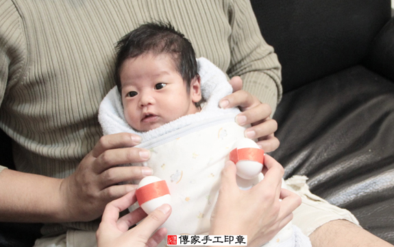 蕭寶寶(新北樹林區到府嬰兒寶寶滿月剃頭理髮、免費到府嬰兒剃胎毛儀式吉祥話)。到府剃頭剃胎毛主持、專業拍照、DVD光碟、證書。★購買「臍帶章、肚臍章、胎毛筆刷印章」贈送：剃頭、收涎、抓周，三選一。2015.11.29 照片4