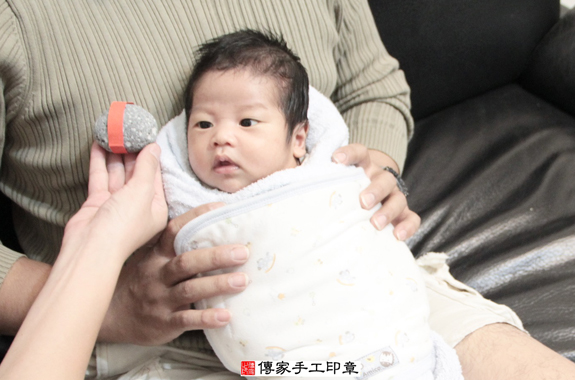 蕭寶寶(新北樹林區到府嬰兒寶寶滿月剃頭理髮、免費到府嬰兒剃胎毛儀式吉祥話)。到府剃頭剃胎毛主持、專業拍照、DVD光碟、證書。★購買「臍帶章、肚臍章、胎毛筆刷印章」贈送：剃頭、收涎、抓周，三選一。2015.11.29 照片5