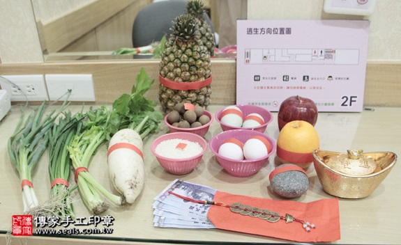 剃胎毛、滿月剃頭、嬰兒剃頭、嬰兒理髮、嬰兒剃髮、嬰兒剃胎毛、嬰兒滿月剃頭、寶寶剃頭、剃胎毛儀式、剃胎毛吉祥話、滿月剃頭儀式、滿月剃頭吉祥話、寶寶剃胎毛、寶寶滿月剃頭理髮、 新北中和區剃胎毛、新北中和區滿月剃頭、 新北中和區嬰兒剃頭剃胎毛、新北中和區嬰兒理髮、新北中和區嬰兒剃髮、陳寶寶(新北中和區到府嬰兒寶寶滿月剃頭理髮、免費到府嬰兒剃胎毛儀式吉祥話)。到府剃頭剃胎毛主持、專業拍照、DVD光碟、證書。★購買「臍帶章、肚臍章、胎毛筆刷印章」贈送：剃頭、收涎、抓周，三選一。2015.12.19 照片1