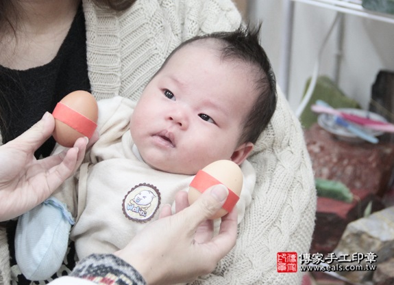 剃胎毛、滿月剃頭、嬰兒剃頭、嬰兒理髮、嬰兒剃髮、嬰兒剃胎毛、嬰兒滿月剃頭、寶寶剃頭、剃胎毛儀式、剃胎毛吉祥話、滿月剃頭儀式、滿月剃頭吉祥話、寶寶剃胎毛、寶寶滿月剃頭理髮、新北永和區剃胎毛、新北永和區滿月剃頭、新北永和區嬰兒剃頭剃胎毛、新北永和區嬰兒理髮、新北永和區嬰兒剃髮、江寶寶(新北永和區嬰兒寶寶滿月剃頭理髮、免費嬰兒剃胎毛儀式吉祥話)。中國風會場，爸媽寶貝免費穿「日中韓」古裝禮服。專業拍照、DVD光碟、證書。★購買「臍帶章、肚臍章、胎毛筆刷印章」贈送：剃頭、收涎、抓周，三選一。2016.01.12 照片3