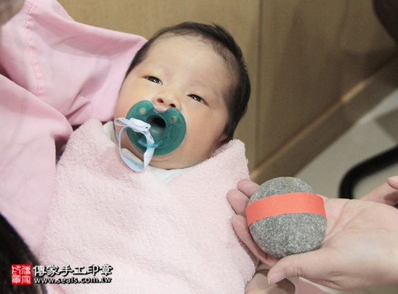 剃胎毛、滿月剃頭、嬰兒剃頭、嬰兒理髮、嬰兒剃髮、嬰兒剃胎毛、嬰兒滿月剃頭、寶寶剃頭、剃胎毛儀式、剃胎毛吉祥話、滿月剃頭儀式、滿月剃頭吉祥話、寶寶剃胎毛、寶寶滿月剃頭理髮、 新北中和區剃胎毛、新北中和區滿月剃頭、 新北中和區嬰兒剃頭剃胎毛、新北中和區嬰兒理髮、新北中和區嬰兒剃髮、陳寶寶(新北中和區到府嬰兒寶寶滿月剃頭理髮、免費到府嬰兒剃胎毛儀式吉祥話)。到府剃頭剃胎毛主持、專業拍照、DVD光碟、證書。★購買「臍帶章、肚臍章、胎毛筆刷印章」贈送：剃頭、收涎、抓周，三選一。2015.12.19 照片4