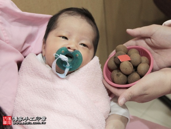 剃胎毛、滿月剃頭、嬰兒剃頭、嬰兒理髮、嬰兒剃髮、嬰兒剃胎毛、嬰兒滿月剃頭、寶寶剃頭、剃胎毛儀式、剃胎毛吉祥話、滿月剃頭儀式、滿月剃頭吉祥話、寶寶剃胎毛、寶寶滿月剃頭理髮、 新北中和區剃胎毛、新北中和區滿月剃頭、 新北中和區嬰兒剃頭剃胎毛、新北中和區嬰兒理髮、新北中和區嬰兒剃髮、陳寶寶(新北中和區到府嬰兒寶寶滿月剃頭理髮、免費到府嬰兒剃胎毛儀式吉祥話)。到府剃頭剃胎毛主持、專業拍照、DVD光碟、證書。★購買「臍帶章、肚臍章、胎毛筆刷印章」贈送：剃頭、收涎、抓周，三選一。2015.12.19 照片6