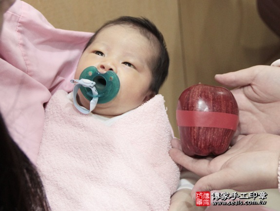 剃胎毛、滿月剃頭、嬰兒剃頭、嬰兒理髮、嬰兒剃髮、嬰兒剃胎毛、嬰兒滿月剃頭、寶寶剃頭、剃胎毛儀式、剃胎毛吉祥話、滿月剃頭儀式、滿月剃頭吉祥話、寶寶剃胎毛、寶寶滿月剃頭理髮、 新北中和區剃胎毛、新北中和區滿月剃頭、 新北中和區嬰兒剃頭剃胎毛、新北中和區嬰兒理髮、新北中和區嬰兒剃髮、陳寶寶(新北中和區到府嬰兒寶寶滿月剃頭理髮、免費到府嬰兒剃胎毛儀式吉祥話)。到府剃頭剃胎毛主持、專業拍照、DVD光碟、證書。★購買「臍帶章、肚臍章、胎毛筆刷印章」贈送：剃頭、收涎、抓周，三選一。2015.12.19 照片7