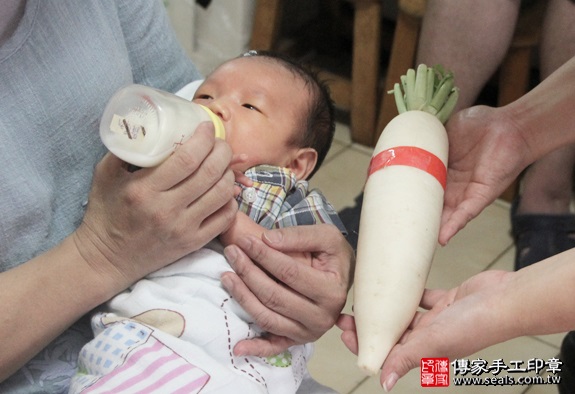 剃胎毛、滿月剃頭、嬰兒剃頭、嬰兒理髮、嬰兒剃髮、嬰兒剃胎毛、嬰兒滿月剃頭、寶寶剃頭、剃胎毛儀式、剃胎毛吉祥話、滿月剃頭儀式、滿月剃頭吉祥話、寶寶剃胎毛、寶寶滿月剃頭理髮、 台北內湖區剃胎毛、台北內湖區滿月剃頭、 台北內湖區嬰兒剃頭剃胎毛、台北內湖區嬰兒理髮、台北內湖區嬰兒剃髮、陳寶寶(台北內湖區到府嬰兒寶寶滿月剃頭理髮、免費到府嬰兒剃胎毛儀式吉祥話)。到府剃頭剃胎毛主持、專業拍照、DVD光碟、證書。★購買「臍帶章、肚臍章、胎毛筆刷印章」贈送：剃頭、收涎、抓周，三選一。2016.05.21  照片11