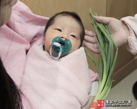 剃胎毛、滿月剃頭、嬰兒剃頭、嬰兒理髮、嬰兒剃髮、嬰兒剃胎毛、嬰兒滿月剃頭、寶寶剃頭、剃胎毛儀式、剃胎毛吉祥話、滿月剃頭儀式、滿月剃頭吉祥話、寶寶剃胎毛、寶寶滿月剃頭理髮、 新北中和區剃胎毛、新北中和區滿月剃頭、 新北中和區嬰兒剃頭剃胎毛、新北中和區嬰兒理髮、新北中和區嬰兒剃髮、陳寶寶(新北中和區到府嬰兒寶寶滿月剃頭理髮、免費到府嬰兒剃胎毛儀式吉祥話)。到府剃頭剃胎毛主持、專業拍照、DVD光碟、證書。★購買「臍帶章、肚臍章、胎毛筆刷印章」贈送：剃頭、收涎、抓周，三選一。2015.12.19 照片9