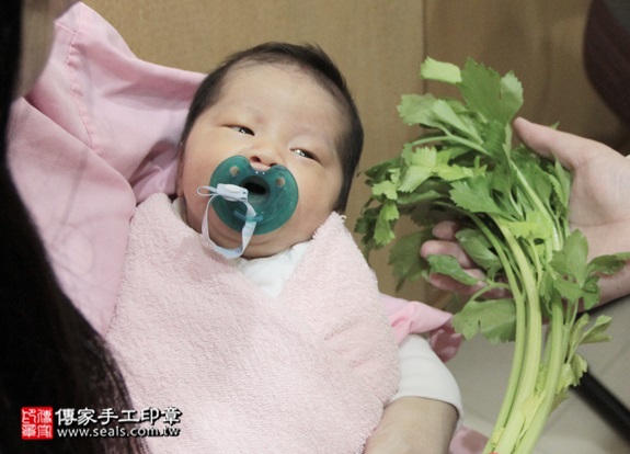 剃胎毛、滿月剃頭、嬰兒剃頭、嬰兒理髮、嬰兒剃髮、嬰兒剃胎毛、嬰兒滿月剃頭、寶寶剃頭、剃胎毛儀式、剃胎毛吉祥話、滿月剃頭儀式、滿月剃頭吉祥話、寶寶剃胎毛、寶寶滿月剃頭理髮、 新北中和區剃胎毛、新北中和區滿月剃頭、 新北中和區嬰兒剃頭剃胎毛、新北中和區嬰兒理髮、新北中和區嬰兒剃髮、陳寶寶(新北中和區到府嬰兒寶寶滿月剃頭理髮、免費到府嬰兒剃胎毛儀式吉祥話)。到府剃頭剃胎毛主持、專業拍照、DVD光碟、證書。★購買「臍帶章、肚臍章、胎毛筆刷印章」贈送：剃頭、收涎、抓周，三選一。2015.12.19 照片10