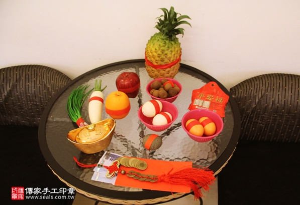 剃胎毛、滿月剃頭、嬰兒剃頭、嬰兒理髮、嬰兒剃髮、嬰兒剃胎毛、嬰兒滿月剃頭、寶寶剃頭、剃胎毛儀式、剃胎毛吉祥話、滿月剃頭儀式、滿月剃頭吉祥話、寶寶剃胎毛、寶寶滿月剃頭理髮、 新北永和區剃胎毛、新北永和區滿月剃頭、 新北永和區嬰兒剃頭剃胎毛、新北永和區嬰兒理髮、新北永和區嬰兒剃髮、陳寶寶(新北永和區到府嬰兒寶寶滿月剃頭理髮、免費到府嬰兒剃胎毛儀式吉祥話)。到府剃頭剃胎毛主持、專業拍照、DVD光碟、證書。★購買「臍帶章、肚臍章、胎毛筆刷印章」贈送：剃頭、收涎、抓周，三選一。2016.04.30  照片1