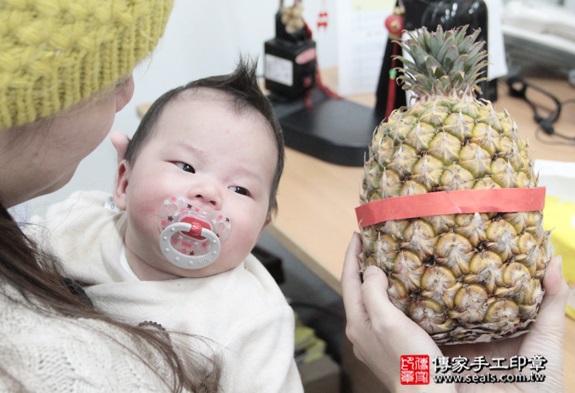 剃胎毛、滿月剃頭、嬰兒剃頭、嬰兒理髮、嬰兒剃髮、嬰兒剃胎毛、嬰兒滿月剃頭、寶寶剃頭、剃胎毛儀式、剃胎毛吉祥話、滿月剃頭儀式、滿月剃頭吉祥話、寶寶剃胎毛、寶寶滿月剃頭理髮、新北永和區剃胎毛、新北永和區滿月剃頭、新北永和區嬰兒剃頭剃胎毛、新北永和區嬰兒理髮、新北永和區嬰兒剃髮、江寶寶(新北永和區嬰兒寶寶滿月剃頭理髮、免費嬰兒剃胎毛儀式吉祥話)。中國風會場，爸媽寶貝免費穿「日中韓」古裝禮服。專業拍照、DVD光碟、證書。★購買「臍帶章、肚臍章、胎毛筆刷印章」贈送：剃頭、收涎、抓周，三選一。2016.01.12 照片12