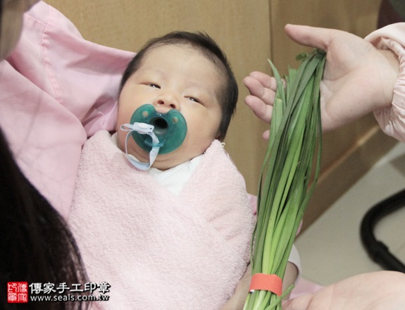 剃胎毛、滿月剃頭、嬰兒剃頭、嬰兒理髮、嬰兒剃髮、嬰兒剃胎毛、嬰兒滿月剃頭、寶寶剃頭、剃胎毛儀式、剃胎毛吉祥話、滿月剃頭儀式、滿月剃頭吉祥話、寶寶剃胎毛、寶寶滿月剃頭理髮、 新北中和區剃胎毛、新北中和區滿月剃頭、 新北中和區嬰兒剃頭剃胎毛、新北中和區嬰兒理髮、新北中和區嬰兒剃髮、陳寶寶(新北中和區到府嬰兒寶寶滿月剃頭理髮、免費到府嬰兒剃胎毛儀式吉祥話)。到府剃頭剃胎毛主持、專業拍照、DVD光碟、證書。★購買「臍帶章、肚臍章、胎毛筆刷印章」贈送：剃頭、收涎、抓周，三選一。2015.12.19 照片11