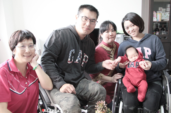 黃寶寶(桃園中壢區到府嬰兒寶寶滿月剃頭理髮、免費到府嬰兒剃胎毛儀式吉祥話)。到府剃頭剃胎毛主持、專業拍照、DVD光碟、證書。★購買「臍帶章、肚臍章、胎毛筆刷印章」贈送：剃頭、收涎、抓周，三選一。2015.11.30 照片2