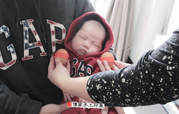黃寶寶(桃園中壢區到府嬰兒寶寶滿月剃頭理髮、免費到府嬰兒剃胎毛儀式吉祥話)。到府剃頭剃胎毛主持、專業拍照、DVD光碟、證書。★購買「臍帶章、肚臍章、胎毛筆刷印章」贈送：剃頭、收涎、抓周，三選一。2015.11.30 照片3