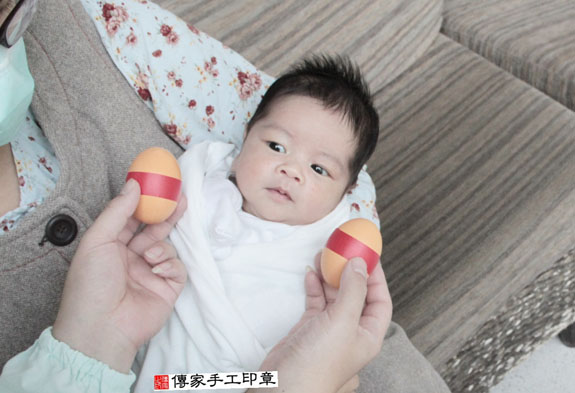 傅寶寶(新竹竹北市到府嬰兒寶寶滿月剃頭理髮、免費到府嬰兒剃胎毛儀式吉祥話)。到府剃頭剃胎毛主持、專業拍照、DVD光碟、證書。★購買「臍帶章、肚臍章、胎毛筆刷印章」贈送：剃頭、收涎、抓周，三選一。2015.11.04 照片2