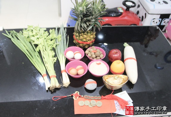 剃胎毛、滿月剃頭、嬰兒剃頭、嬰兒理髮、嬰兒剃髮、嬰兒剃胎毛、嬰兒滿月剃頭、寶寶剃頭、剃胎毛儀式、剃胎毛吉祥話、滿月剃頭儀式、滿月剃頭吉祥話、寶寶剃胎毛、寶寶滿月剃頭理髮、 新北中和區剃胎毛、新北中和區滿月剃頭、 新北中和區嬰兒剃頭剃胎毛、新北中和區嬰兒理髮、新北中和區嬰兒剃髮、陳寶寶(新北中和區到府嬰兒寶寶滿月剃頭理髮、免費到府嬰兒剃胎毛儀式吉祥話)。到府剃頭剃胎毛主持、專業拍照、DVD光碟、證書。★購買「臍帶章、肚臍章、胎毛筆刷印章」贈送：剃頭、收涎、抓周，三選一。2016.05.21  照片1