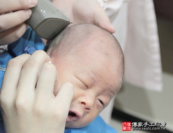 剃胎毛、滿月剃頭、嬰兒剃頭、嬰兒理髮、嬰兒剃髮、嬰兒剃胎毛、嬰兒滿月剃頭、寶寶剃頭、剃胎毛儀式、剃胎毛吉祥話、滿月剃頭儀式、滿月剃頭吉祥話、寶寶剃胎毛、寶寶滿月剃頭理髮、 新北中和區剃胎毛、新北中和區滿月剃頭、 新北中和區嬰兒剃頭剃胎毛、新北中和區嬰兒理髮、新北中和區嬰兒剃髮、陳寶寶(新北中和區到府嬰兒寶寶滿月剃頭理髮、免費到府嬰兒剃胎毛儀式吉祥話)。到府剃頭剃胎毛主持、專業拍照、DVD光碟、證書。★購買「臍帶章、肚臍章、胎毛筆刷印章」贈送：剃頭、收涎、抓周，三選一。2015.12.19 照片15