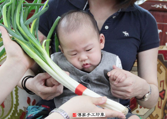 陳寶寶(新北永和區到府嬰兒寶寶滿月剃頭理髮、免費到府嬰兒剃胎毛儀式吉祥話)。到府剃頭剃胎毛主持、專業拍照、DVD光碟、證書。★購買「臍帶章、肚臍章、胎毛筆刷印章」贈送：剃頭、收涎、抓周，三選一。2015.05.07 照片9