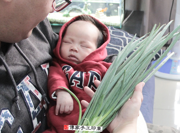 黃寶寶(桃園中壢區到府嬰兒寶寶滿月剃頭理髮、免費到府嬰兒剃胎毛儀式吉祥話)。到府剃頭剃胎毛主持、專業拍照、DVD光碟、證書。★購買「臍帶章、肚臍章、胎毛筆刷印章」贈送：剃頭、收涎、抓周，三選一。2015.11.30 照片10