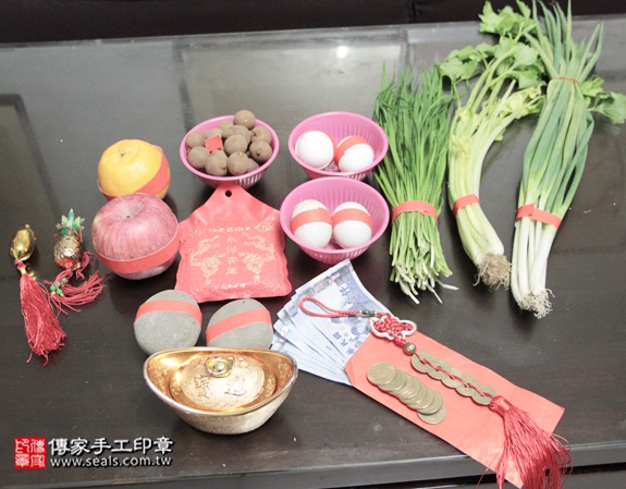 剃胎毛、滿月剃頭、嬰兒剃頭、嬰兒理髮、嬰兒剃髮、嬰兒剃胎毛、嬰兒滿月剃頭、寶寶剃頭、剃胎毛儀式、剃胎毛吉祥話、滿月剃頭儀式、滿月剃頭吉祥話、寶寶剃胎毛、寶寶滿月剃頭理髮、 新北中和區剃胎毛、新北中和區滿月剃頭、 新北中和區嬰兒剃頭剃胎毛、新北中和區嬰兒理髮、新北中和區嬰兒剃髮、郭寶寶(新北中和區到府嬰兒寶寶滿月剃頭理髮、免費到府嬰兒剃胎毛儀式吉祥話)。到府剃頭剃胎毛主持、專業拍照、DVD光碟、證書。★購買「臍帶章、肚臍章、胎毛筆刷印章」贈送：剃頭、收涎、抓周，三選一。2015.12.19 照片1