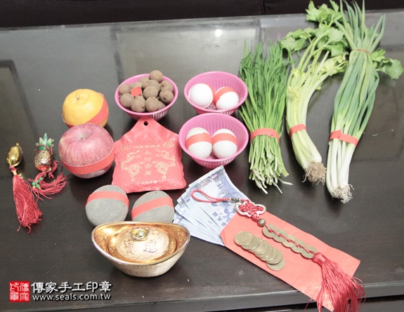 剃胎毛、滿月剃頭、嬰兒剃頭、嬰兒理髮、嬰兒剃髮、嬰兒剃胎毛、嬰兒滿月剃頭、寶寶剃頭、剃胎毛儀式、剃胎毛吉祥話、滿月剃頭儀式、滿月剃頭吉祥話、寶寶剃胎毛、寶寶滿月剃頭理髮、 新北中和區剃胎毛、新北中和區滿月剃頭、 新北中和區嬰兒剃頭剃胎毛、新北中和區嬰兒理髮、新北中和區嬰兒剃髮、葉寶寶(新北中和區到府嬰兒寶寶滿月剃頭理髮、免費到府嬰兒剃胎毛儀式吉祥話)。到府剃頭剃胎毛主持、專業拍照、DVD光碟、證書。★購買「臍帶章、肚臍章、胎毛筆刷印章」贈送：剃頭、收涎、抓周，三選一。2015.12.19 照片1