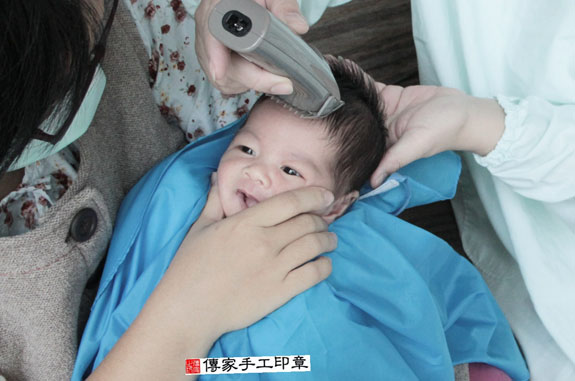 傅寶寶(新竹竹北市到府嬰兒寶寶滿月剃頭理髮、免費到府嬰兒剃胎毛儀式吉祥話)。到府剃頭剃胎毛主持、專業拍照、DVD光碟、證書。★購買「臍帶章、肚臍章、胎毛筆刷印章」贈送：剃頭、收涎、抓周，三選一。2015.11.04 照片11