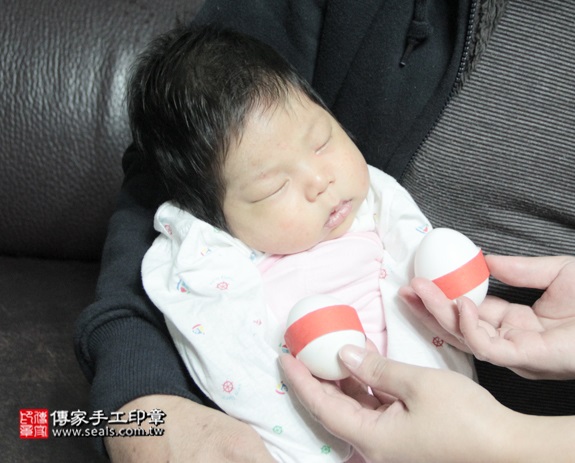 剃胎毛、滿月剃頭、嬰兒剃頭、嬰兒理髮、嬰兒剃髮、嬰兒剃胎毛、嬰兒滿月剃頭、寶寶剃頭、剃胎毛儀式、剃胎毛吉祥話、滿月剃頭儀式、滿月剃頭吉祥話、寶寶剃胎毛、寶寶滿月剃頭理髮、 新北中和區剃胎毛、新北中和區滿月剃頭、 新北中和區嬰兒剃頭剃胎毛、新北中和區嬰兒理髮、新北中和區嬰兒剃髮、郭寶寶(新北中和區到府嬰兒寶寶滿月剃頭理髮、免費到府嬰兒剃胎毛儀式吉祥話)。到府剃頭剃胎毛主持、專業拍照、DVD光碟、證書。★購買「臍帶章、肚臍章、胎毛筆刷印章」贈送：剃頭、收涎、抓周，三選一。2015.12.19 照片3