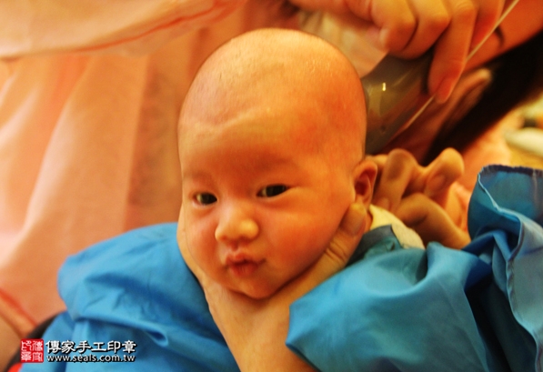 剃胎毛、滿月剃頭、嬰兒剃頭、嬰兒理髮、嬰兒剃髮、嬰兒剃胎毛、嬰兒滿月剃頭、寶寶剃頭、剃胎毛儀式、剃胎毛吉祥話、滿月剃頭儀式、滿月剃頭吉祥話、寶寶剃胎毛、寶寶滿月剃頭理髮、 新北永和區剃胎毛、新北永和區滿月剃頭、 新北永和區嬰兒剃頭剃胎毛、新北永和區嬰兒理髮、新北永和區嬰兒剃髮、陳寶寶(新北永和區到府嬰兒寶寶滿月剃頭理髮、免費到府嬰兒剃胎毛儀式吉祥話)。到府剃頭剃胎毛主持、專業拍照、DVD光碟、證書。★購買「臍帶章、肚臍章、胎毛筆刷印章」贈送：剃頭、收涎、抓周，三選一。2016.04.30  照片16