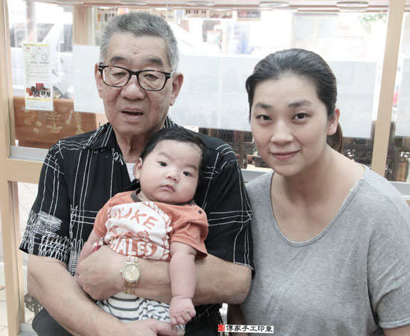 張寶寶(新北永和區嬰兒寶寶滿月剃頭理髮、免費嬰兒剃胎毛儀式吉祥話)。中國風會場，爸媽寶貝免費穿「日中韓」古裝禮服。專業拍照、DVD光碟、證書。★購買「臍帶章、肚臍章、胎毛筆刷印章」贈送：剃頭、收涎、抓周，三選一。 2015.11.05 照片2