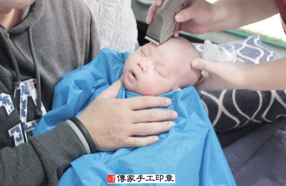 黃寶寶(桃園中壢區到府嬰兒寶寶滿月剃頭理髮、免費到府嬰兒剃胎毛儀式吉祥話)。到府剃頭剃胎毛主持、專業拍照、DVD光碟、證書。★購買「臍帶章、肚臍章、胎毛筆刷印章」贈送：剃頭、收涎、抓周，三選一。2015.11.30 照片18
