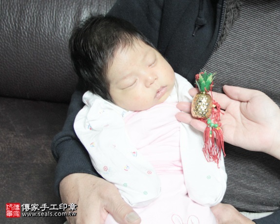 剃胎毛、滿月剃頭、嬰兒剃頭、嬰兒理髮、嬰兒剃髮、嬰兒剃胎毛、嬰兒滿月剃頭、寶寶剃頭、剃胎毛儀式、剃胎毛吉祥話、滿月剃頭儀式、滿月剃頭吉祥話、寶寶剃胎毛、寶寶滿月剃頭理髮、 新北中和區剃胎毛、新北中和區滿月剃頭、 新北中和區嬰兒剃頭剃胎毛、新北中和區嬰兒理髮、新北中和區嬰兒剃髮、郭寶寶(新北中和區到府嬰兒寶寶滿月剃頭理髮、免費到府嬰兒剃胎毛儀式吉祥話)。到府剃頭剃胎毛主持、專業拍照、DVD光碟、證書。★購買「臍帶章、肚臍章、胎毛筆刷印章」贈送：剃頭、收涎、抓周，三選一。2015.12.19 照片13