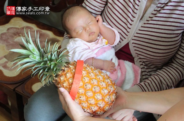 剃胎毛、滿月剃頭、嬰兒剃頭、嬰兒理髮、嬰兒剃髮、嬰兒剃胎毛、嬰兒滿月剃頭、寶寶剃頭、剃胎毛儀式、剃胎毛吉祥話、滿月剃頭儀式、滿月剃頭吉祥話、寶寶剃胎毛、寶寶滿月剃頭理髮、 新北新店區剃胎毛、新北新店區滿月剃頭、 新北新店區嬰兒剃頭剃胎毛、新北新店區嬰兒理髮、新北新店區嬰兒剃髮、莊寶寶(新北新店區到府嬰兒寶寶滿月剃頭理髮、免費到府嬰兒剃胎毛儀式吉祥話)。到府剃頭剃胎毛主持、專業拍照、DVD光碟、證書。★購買「臍帶章、肚臍章、胎毛筆刷印章」贈送：剃頭、收涎、抓周，三選一。2016.04.07  照片13