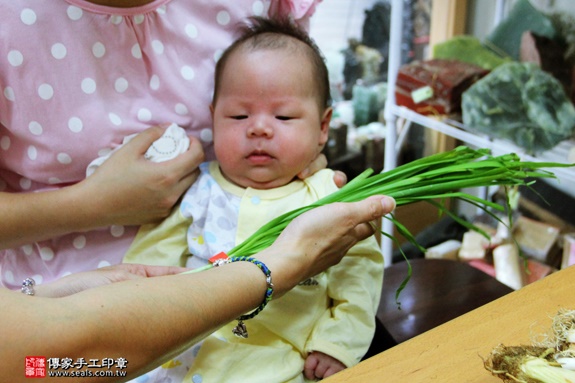 剃胎毛、滿月剃頭、嬰兒剃頭、嬰兒理髮、嬰兒剃髮、嬰兒剃胎毛、嬰兒滿月剃頭、寶寶剃頭、剃胎毛儀式、剃胎毛吉祥話、滿月剃頭儀式、滿月剃頭吉祥話、寶寶剃胎毛、寶寶滿月剃頭理髮、新北永和區剃胎毛、新北永和區滿月剃頭、新北永和區嬰兒剃頭剃胎毛、新北永和區嬰兒理髮、新北永和區嬰兒剃髮、洪寶寶(新北永和區嬰兒寶寶滿月剃頭理髮、免費嬰兒剃胎毛儀式吉祥話)。中國風會場，爸媽寶貝免費穿「日中韓」古裝禮服。專業拍照、DVD光碟、證書。★購買「臍帶章、肚臍章、胎毛筆刷印章」贈送：剃頭、收涎、抓周，三選一。2016.07.29  照片10