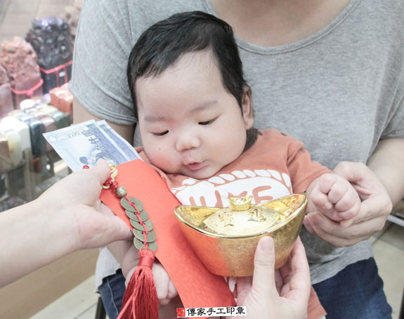 張寶寶(新北永和區嬰兒寶寶滿月剃頭理髮、免費嬰兒剃胎毛儀式吉祥話)。中國風會場，爸媽寶貝免費穿「日中韓」古裝禮服。專業拍照、DVD光碟、證書。★購買「臍帶章、肚臍章、胎毛筆刷印章」贈送：剃頭、收涎、抓周，三選一。 2015.11.05 照片14