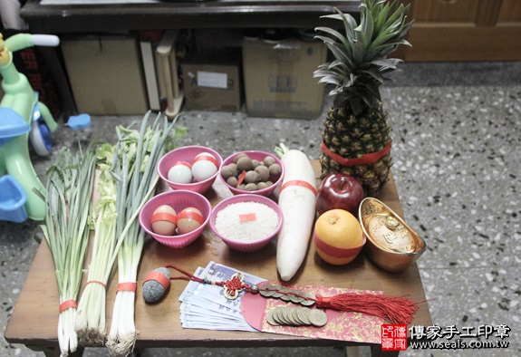剃胎毛、滿月剃頭、嬰兒剃頭、嬰兒理髮、嬰兒剃髮、嬰兒剃胎毛、嬰兒滿月剃頭、寶寶剃頭、剃胎毛儀式、剃胎毛吉祥話、滿月剃頭儀式、滿月剃頭吉祥話、寶寶剃胎毛、寶寶滿月剃頭理髮、 新北板橋區剃胎毛、新北板橋區滿月剃頭、 新北板橋區嬰兒剃頭剃胎毛、新北板橋區嬰兒理髮、新北板橋區嬰兒剃髮、石寶寶(新北板橋區到府嬰兒寶寶滿月剃頭理髮、免費到府嬰兒剃胎毛儀式吉祥話)。到府剃頭剃胎毛主持、專業拍照、DVD光碟、證書。★購買「臍帶章、肚臍章、胎毛筆刷印章」贈送：剃頭、收涎、抓周，三選一。2016.05.21  照片1