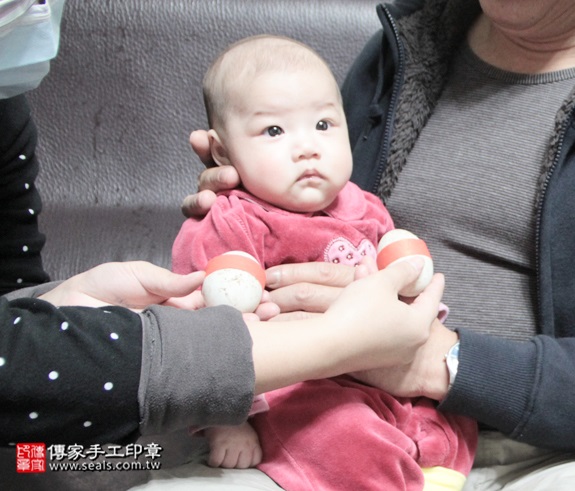 剃胎毛、滿月剃頭、嬰兒剃頭、嬰兒理髮、嬰兒剃髮、嬰兒剃胎毛、嬰兒滿月剃頭、寶寶剃頭、剃胎毛儀式、剃胎毛吉祥話、滿月剃頭儀式、滿月剃頭吉祥話、寶寶剃胎毛、寶寶滿月剃頭理髮、 新北中和區剃胎毛、新北中和區滿月剃頭、 新北中和區嬰兒剃頭剃胎毛、新北中和區嬰兒理髮、新北中和區嬰兒剃髮、葉寶寶(新北中和區到府嬰兒寶寶滿月剃頭理髮、免費到府嬰兒剃胎毛儀式吉祥話)。到府剃頭剃胎毛主持、專業拍照、DVD光碟、證書。★購買「臍帶章、肚臍章、胎毛筆刷印章」贈送：剃頭、收涎、抓周，三選一。2015.12.19 照片4