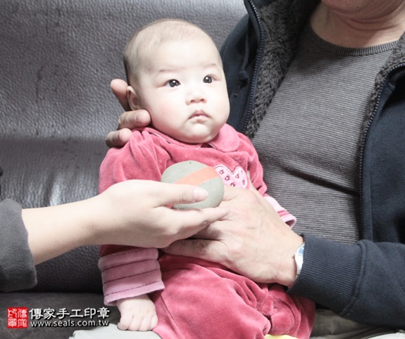 剃胎毛、滿月剃頭、嬰兒剃頭、嬰兒理髮、嬰兒剃髮、嬰兒剃胎毛、嬰兒滿月剃頭、寶寶剃頭、剃胎毛儀式、剃胎毛吉祥話、滿月剃頭儀式、滿月剃頭吉祥話、寶寶剃胎毛、寶寶滿月剃頭理髮、 新北中和區剃胎毛、新北中和區滿月剃頭、 新北中和區嬰兒剃頭剃胎毛、新北中和區嬰兒理髮、新北中和區嬰兒剃髮、葉寶寶(新北中和區到府嬰兒寶寶滿月剃頭理髮、免費到府嬰兒剃胎毛儀式吉祥話)。到府剃頭剃胎毛主持、專業拍照、DVD光碟、證書。★購買「臍帶章、肚臍章、胎毛筆刷印章」贈送：剃頭、收涎、抓周，三選一。2015.12.19 照片5