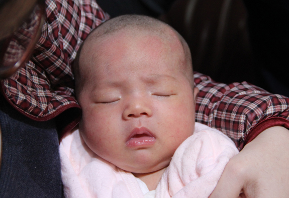 剃胎毛、滿月剃頭、嬰兒剃頭、嬰兒理髮、嬰兒剃髮、嬰兒剃胎毛、嬰兒滿月剃頭、寶寶剃頭、剃胎毛儀式、剃胎毛吉祥話、滿月剃頭儀式、滿月剃頭吉祥話、寶寶剃胎毛、寶寶滿月剃頭理髮、 新北三重區剃胎毛、新北三重區滿月剃頭、 新北三重區嬰兒剃頭剃胎毛、新北三重區嬰兒理髮、新北三重區嬰兒剃髮、賴寶寶(新北三重區到府嬰兒寶寶滿月剃頭理髮、免費到府嬰兒剃胎毛儀式吉祥話)。到府剃頭剃胎毛主持、專業拍照、DVD光碟、證書。★購買「臍帶章、肚臍章、胎毛筆刷印章」贈送：剃頭、收涎、抓周，三選一。2016.03.14 照片15