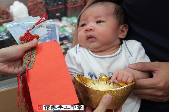 吳寶寶(新北永和區嬰兒寶寶滿月剃頭理髮、免費嬰兒剃胎毛儀式吉祥話)。中國風會場，爸媽寶貝免費穿「日中韓」古裝禮服。專業拍照、DVD光碟、證書。★購買「臍帶章、肚臍章、胎毛筆刷印章」贈送：剃頭、收涎、抓周，三選一。 2015.08.20 照片15