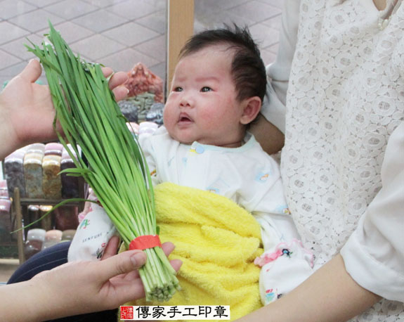 廖寶寶(新北永和區嬰兒寶寶滿月剃頭理髮、免費嬰兒剃胎毛儀式吉祥話)。中國風會場，爸媽寶貝免費穿「日中韓」古裝禮服。專業拍照、DVD光碟、證書。★購買「臍帶章、肚臍章、胎毛筆刷印章」贈送：剃頭、收涎、抓周，三選一。 2015.06.27 照片10