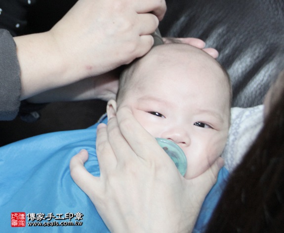 剃胎毛、滿月剃頭、嬰兒剃頭、嬰兒理髮、嬰兒剃髮、嬰兒剃胎毛、嬰兒滿月剃頭、寶寶剃頭、剃胎毛儀式、剃胎毛吉祥話、滿月剃頭儀式、滿月剃頭吉祥話、寶寶剃胎毛、寶寶滿月剃頭理髮、 新北中和區剃胎毛、新北中和區滿月剃頭、 新北中和區嬰兒剃頭剃胎毛、新北中和區嬰兒理髮、新北中和區嬰兒剃髮、葉寶寶(新北中和區到府嬰兒寶寶滿月剃頭理髮、免費到府嬰兒剃胎毛儀式吉祥話)。到府剃頭剃胎毛主持、專業拍照、DVD光碟、證書。★購買「臍帶章、肚臍章、胎毛筆刷印章」贈送：剃頭、收涎、抓周，三選一。2015.12.19 照片16
