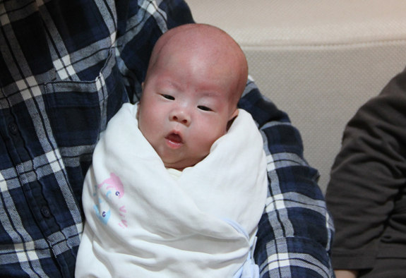 剃胎毛、滿月剃頭、嬰兒剃頭、嬰兒理髮、嬰兒剃髮、嬰兒剃胎毛、嬰兒滿月剃頭、寶寶剃頭、剃胎毛儀式、剃胎毛吉祥話、滿月剃頭儀式、滿月剃頭吉祥話、寶寶剃胎毛、寶寶滿月剃頭理髮、 新竹市剃胎毛、新竹市滿月剃頭、 新竹市嬰兒剃頭剃胎毛、新竹市嬰兒理髮、新竹市嬰兒剃髮、楊寶寶(新竹市到府嬰兒寶寶滿月剃頭理髮、免費到府嬰兒剃胎毛儀式吉祥話)。到府剃頭剃胎毛主持、專業拍照、DVD光碟、證書。★購買「臍帶章、肚臍章、胎毛筆刷印章」贈送：剃頭、收涎、抓周，三選一。2016.03.15 照片18