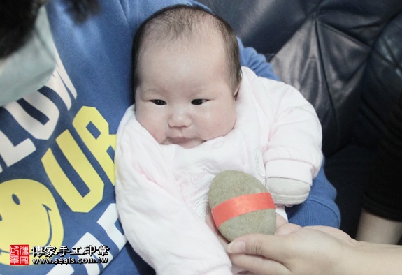 剃胎毛、滿月剃頭、嬰兒剃頭、嬰兒理髮、嬰兒剃髮、嬰兒剃胎毛、嬰兒滿月剃頭、寶寶剃頭、剃胎毛儀式、剃胎毛吉祥話、滿月剃頭儀式、滿月剃頭吉祥話、寶寶剃胎毛、寶寶滿月剃頭理髮、 新北中和區剃胎毛、新北中和區滿月剃頭、 新北中和區嬰兒剃頭剃胎毛、新北中和區嬰兒理髮、新北中和區嬰兒剃髮、鄭寶寶(新北中和區到府嬰兒寶寶滿月剃頭理髮、免費到府嬰兒剃胎毛儀式吉祥話)。到府剃頭剃胎毛主持、專業拍照、DVD光碟、證書。★購買「臍帶章、肚臍章、胎毛筆刷印章」贈送：剃頭、收涎、抓周，三選一。2016.01.31 照片4