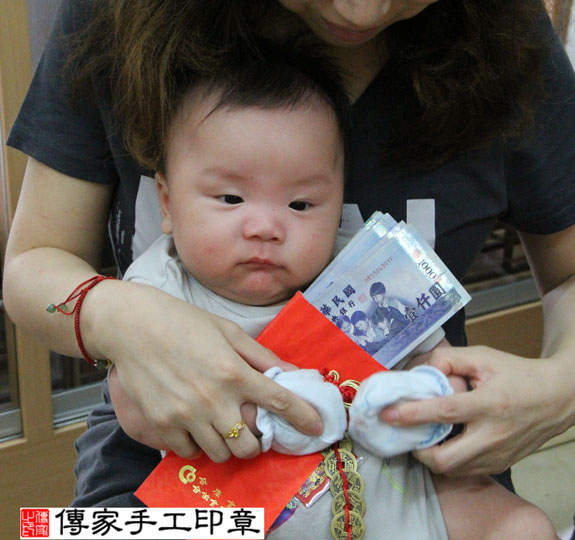 洪寶寶(新北永和區嬰兒寶寶滿月剃頭理髮、免費嬰兒剃胎毛儀式吉祥話)。中國風會場，爸媽寶貝免費穿「日中韓」古裝禮服。專業拍照、DVD光碟、證書。★購買「臍帶章、肚臍章、胎毛筆刷印章」贈送：剃頭、收涎、抓周，三選一。 2014.07.20 照片15