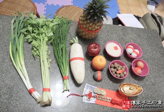 剃胎毛、滿月剃頭、嬰兒剃頭、嬰兒理髮、嬰兒剃髮、嬰兒剃胎毛、嬰兒滿月剃頭、寶寶剃頭、剃胎毛儀式、剃胎毛吉祥話、滿月剃頭儀式、滿月剃頭吉祥話、寶寶剃胎毛、寶寶滿月剃頭理髮、 新北中和區剃胎毛、新北中和區滿月剃頭、 新北中和區嬰兒剃頭剃胎毛、新北中和區嬰兒理髮、新北中和區嬰兒剃髮、李寶寶(新北中和區到府嬰兒寶寶滿月剃頭理髮、免費到府嬰兒剃胎毛儀式吉祥話)。到府剃頭剃胎毛主持、專業拍照、DVD光碟、證書。★購買「臍帶章、肚臍章、胎毛筆刷印章」贈送：剃頭、收涎、抓周，三選一。2016.04.30  照片1