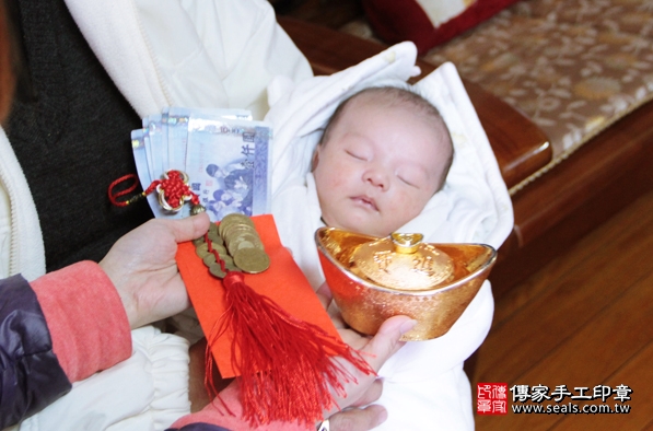剃胎毛、滿月剃頭、嬰兒剃頭、嬰兒理髮、嬰兒剃髮、嬰兒剃胎毛、嬰兒滿月剃頭、寶寶剃頭、剃胎毛儀式、剃胎毛吉祥話、滿月剃頭儀式、滿月剃頭吉祥話、寶寶剃胎毛、寶寶滿月剃頭理髮、 新北三重區剃胎毛、新北三重區滿月剃頭、 新北三重區嬰兒剃頭剃胎毛、新北三重區嬰兒理髮、新北三重區嬰兒剃髮、林寶寶(新北三重區到府嬰兒寶寶滿月剃頭理髮、免費到府嬰兒剃胎毛儀式吉祥話)。到府剃頭剃胎毛主持、專業拍照、DVD光碟、證書。★購買「臍帶章、肚臍章、胎毛筆刷印章」贈送：剃頭、收涎、抓周，三選一。2016.02.24 照片16