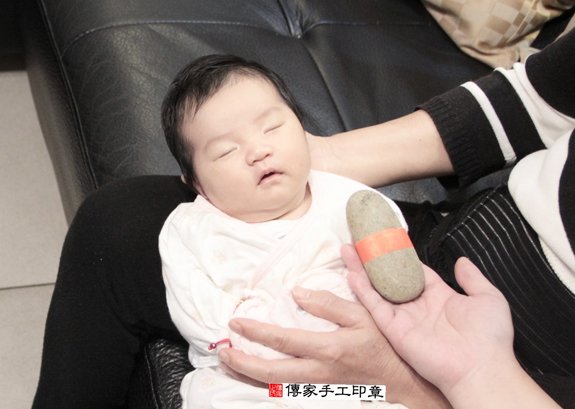 劉寶寶(新北新店區到府嬰兒寶寶滿月剃頭理髮、免費到府嬰兒剃胎毛儀式吉祥話)。到府剃頭剃胎毛主持、專業拍照、DVD光碟、證書。★購買「臍帶章、肚臍章、胎毛筆刷印章」贈送：剃頭、收涎、抓周，三選一。2015.12.02 照片4