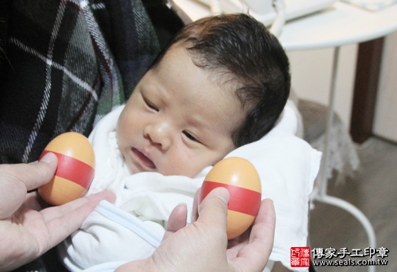 剃胎毛、滿月剃頭、嬰兒剃頭、嬰兒理髮、嬰兒剃髮、嬰兒剃胎毛、嬰兒滿月剃頭、寶寶剃頭、剃胎毛儀式、剃胎毛吉祥話、滿月剃頭儀式、滿月剃頭吉祥話、寶寶剃胎毛、寶寶滿月剃頭理髮、 新竹市剃胎毛、新竹市滿月剃頭、 新竹市嬰兒剃頭剃胎毛、新竹市嬰兒理髮、新竹市嬰兒剃髮、莊寶寶(新竹市到府嬰兒寶寶滿月剃頭理髮、免費到府嬰兒剃胎毛儀式吉祥話)。到府剃頭剃胎毛主持、專業拍照、DVD光碟、證書。★購買「臍帶章、肚臍章、胎毛筆刷印章」贈送：剃頭、收涎、抓周，三選一。2016.05.24  照片3